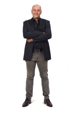 Beyaz arka planda spor ceketli, kollarını kavuşturmuş bir adamın ön görüntüsü.