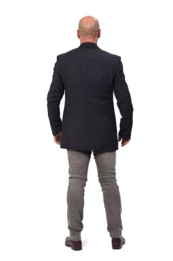 Beyaz arka planda bir adamın tam portresi,