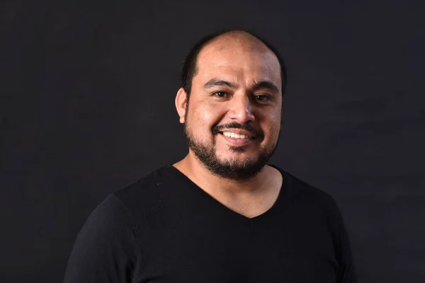Retrato Hombre Latinoamericano Sobre Fondo Negro Sonriendo —  Fotos de Stock