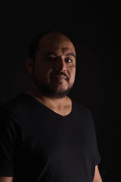 Visão Lateral Escura Retrato Homem Latino Americano Sobre Fundo Preto — Fotografia de Stock