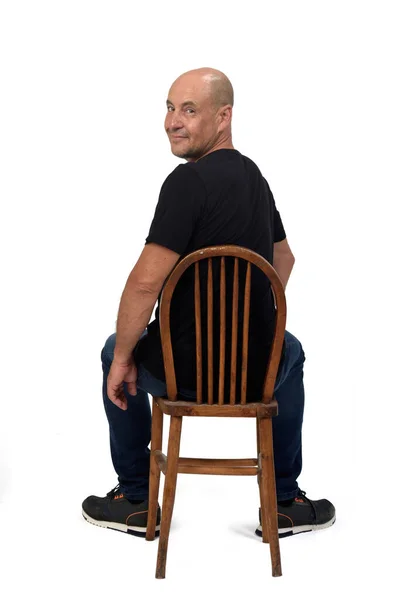 Beyaz Arka Planda Oturan Kel Bir Adamın Kamera Görüntüsü — Stok fotoğraf