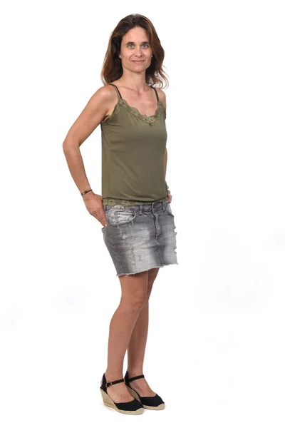 Vista Frontal Retrato Completo Uma Mulher Uma Saia Jeans Fundo — Fotografia de Stock
