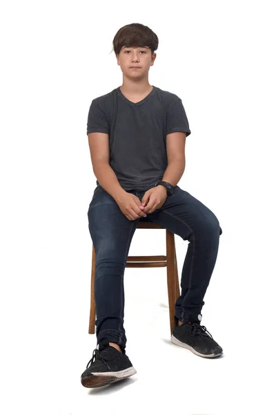 Vue Face Adolescent Assis Sur Une Chaise Avec Fond Blanc — Photo