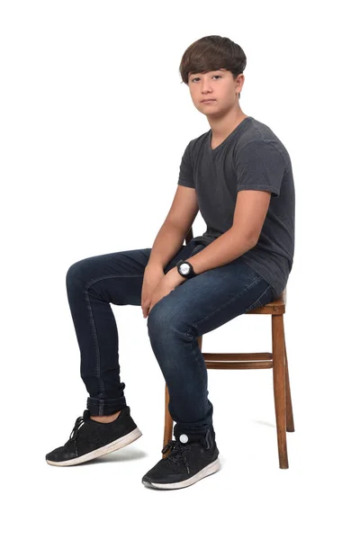 Teenager Junge Sitzt Auf Einem Stuhl Mit Weißem Hintergrund Ernst — Stockfoto