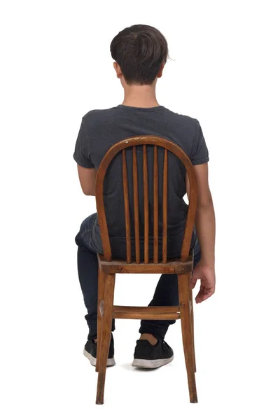 배경이 흰색인 소년이 의자에 — 스톡 사진