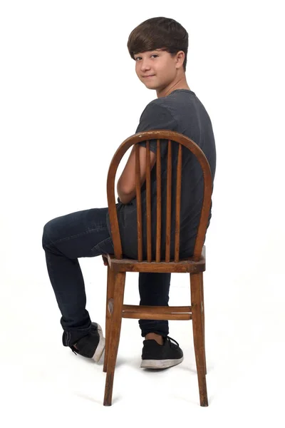 Πίσω Όψη Του Έφηβος Αγόρι Κάθεται Μια Καρέκλα Λευκό Φόντο — Φωτογραφία Αρχείου