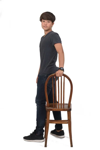 Genç Bir Çocuk Beyaz Arka Planda Sandalyeyle Oynuyor — Stok fotoğraf