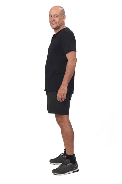 Vista Lateral Homem Vestindo Sportswear Shirt Shorts Fundo Branco Olhando — Fotografia de Stock