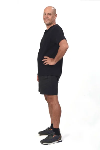 Beyaz Arka Planda Spor Kıyafetleri Şortlar Giyen Bir Adamın Yan — Stok fotoğraf