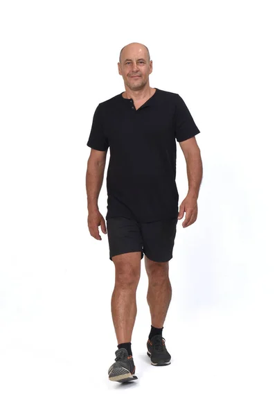 Beyaz Arka Planda Yürüyen Spor Giyimli Şortlu Bir Adamın Görüntüsü — Stok fotoğraf
