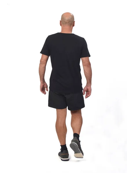 Beyaz Arka Planda Yürüyen Spor Giysili Şortlu Bir Adamın Arka — Stok fotoğraf