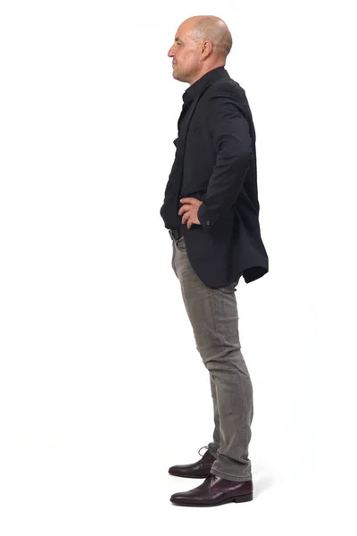 Vista Laterale Uomo Con Giacca Sfondo Bianco Mani Sul Fianco — Foto Stock