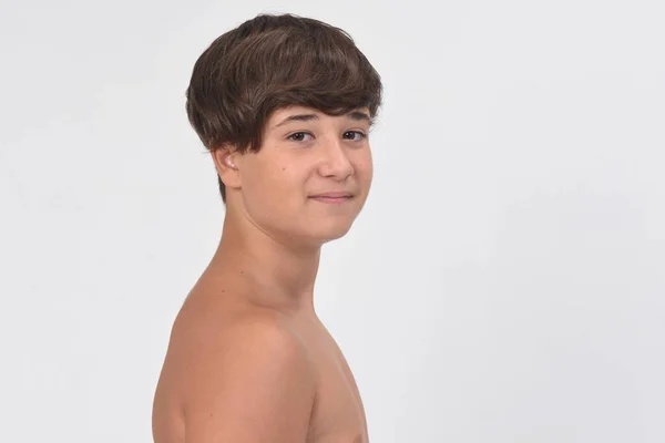 Retrato Menino Adolescente Sem Camisa Fundo Branco Olhando Para Câmera — Fotografia de Stock