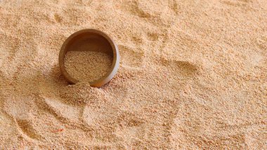 Pişmemiş, kuru, geleneksel Türk çorbası Tarhana masada..