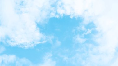 Sıcak yaz mevsiminde güzel gökyüzünün alt manzarası. Gökyüzü ve beyaz bulutlar. Gökyüzü arkaplan resmi.