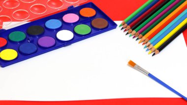 Renkli kalemler, bir sürü pastel boya ve beyaz kağıtta suluboya boya. Sanat dersi, okul, resim ve okula dönüş konsepti..