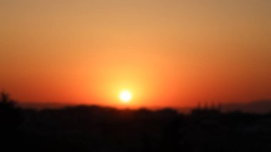 Bulanık sakin gün batımı arkaplan fotoğrafı.