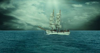 Terk edilmiş eski gemi geceleri denizde yüzer ve gökyüzünde gri fırtına bulutları.