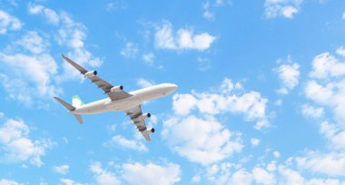 Parçalı bulutlu ve sakin mavi gökyüzünde uçan uçak. Uçak ve gökyüzü arkaplan fotoğrafı. 