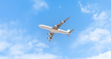 Yolcu uçağı yaz günü mavi gökyüzünde güzel bir şekilde uçuyor. Hava yolculuğu, yolcu uçağı ve gökyüzü manzarası.