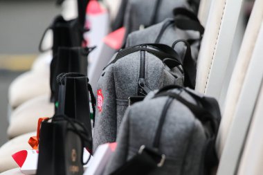 TIMISOARA, ROMANIA - 10 Eylül 2025, Timisoara Moda Haftası 'nın 10. etkinlik hazırlıklarında sponsor çantaları sahne arkasına yerleştirildi