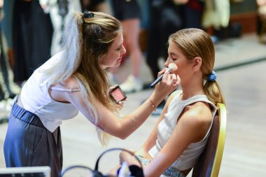 TIMISOARA, ROMANIA - 10 Eylül 2025, modeller Timisoara Moda Festivali 'nin 10.