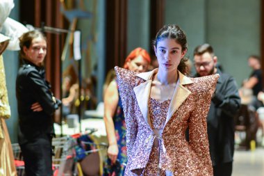 TIMISOARA, ROMANIA - 10 Eylül 2025, modeller Timisoara Moda Festivali 'nin 10.