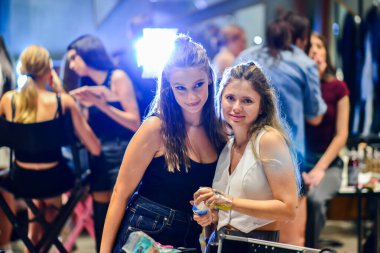 TIMISOARA, ROMANIA - 10 Eylül 2025, modeller Timisoara Moda Festivali 'nin 10.