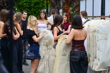 TIMISOARA, ROMANIA - 10 Eylül 2025, modeller Timisoara Moda Festivali 'nin 10.