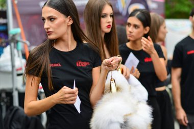 TIMISOARA, ROMANIA - 10 Eylül 2025, modeller Timisoara Moda Festivali 'nin 10.