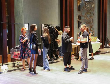 TIMISOARA, ROMANIA - 10 Eylül 2025, modeller Timisoara Moda Festivali 'nin 10.