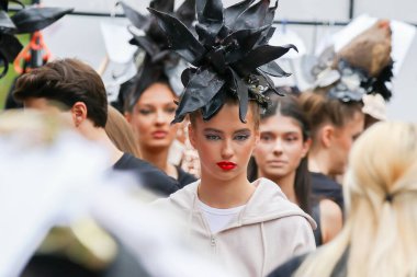 TIMISOARA, ROMANIA - 10 Eylül 2025, Timisoara Moda Haftası 'nın onuncu sayısında sahne arkasında ruh halini ve güzelliğini gösteren kız model