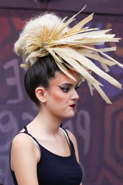 TIMISOARA, ROMANIA - 10 Eylül 2025, Timisoara Moda Haftası 'nın onuncu sayısında sahne arkasında ruh halini ve güzelliğini gösteren kız model