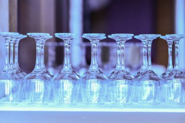 Boş bardaklar düğün masalarına mükemmel bir şekilde yerleştirilmiş. Misafirler için zarif ve davetkar bir ortam yaratıyor.