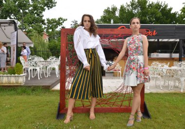 TIMISOARA, ROMANIA - 24 Haziran 2018, Sahne arkası portreleri Opera Moda Fuarı yardım etkinliği sırasında podyum gösterisinden önce hazırlanan zarif modelleri yakalıyor