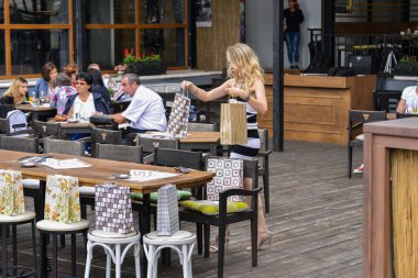 TIMISOARA, ROMANIA - 24 Haziran 2018, zarif konuklar ve yetenekli tasarımcılar stil müziği ve yaratıcılığıyla açık hava moda yardım etkinliğinin tadını çıkarıyorlar.