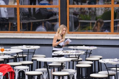 Timisoara, Romanya, 24 Haziran 2018, sahne arkası organizatörleri Opera Moda Fuarı halka açık moda etkinliğine başlamadan önceki son dakika hazırlıklarına odaklandılar