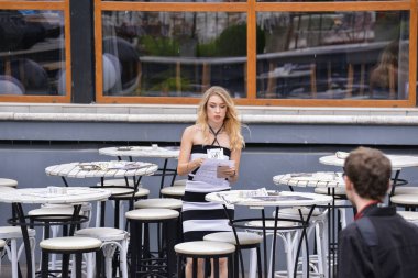 Timisoara, Romanya, 24 Haziran 2018, sahne arkası organizatörleri Opera Moda Fuarı halka açık moda etkinliğine başlamadan önceki son dakika hazırlıklarına odaklandılar