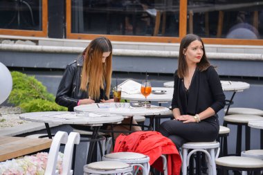 Timisoara, Romanya, 24 Haziran 2018, Mutlu konuklar Opera Moda Fuarı yardım etkinliğinin başlamasını beklerken birlikte kutlama ve heyecanı paylaşıyorlar