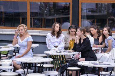 Timisoara, Romanya, 24 Haziran 2018. Şık konuklar, heyecan verici moda gösterisinden dakikalar önce Opera Moda Fuarı 'nda zarif bir poz vererek bir araya geldiler.