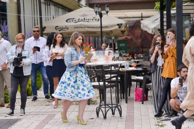 Timisoara, Romanya, 24 Haziran 2018, Mutlu konuklar Opera Moda Fuarı yardım etkinliğinin başlamasını beklerken birlikte kutlama ve heyecanı paylaşıyorlar