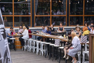 Timisoara, Romanya, 24 Haziran 2018, Mutlu konuklar Opera Moda Fuarı yardım etkinliğinin başlamasını beklerken birlikte kutlama ve heyecanı paylaşıyorlar