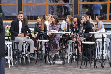 Timisoara, Romanya, 24 Haziran 2018, Mutlu konuklar Opera Moda Fuarı yardım etkinliğinin başlamasını beklerken birlikte kutlama ve heyecanı paylaşıyorlar