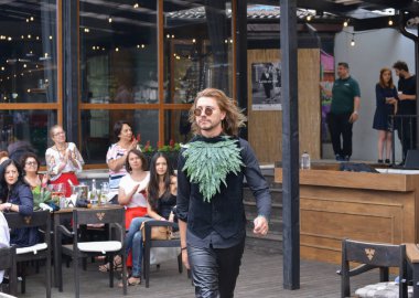 Timisoara, Romanya, 24 Haziran 2018, Siyah gömlek ve deri pantolon giyen şık erkek manken Opera Moda Fuarı sırasında kıyafet sergiliyor