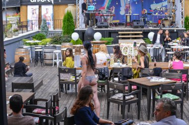 Timisoara, Romanya, 24 Haziran 2018, Opera Moda Fuarı tasarımcıları, anlamlı bir hayır etkinliğini destekleyen moda mayo sergiledikleri için alkışlanıyor.