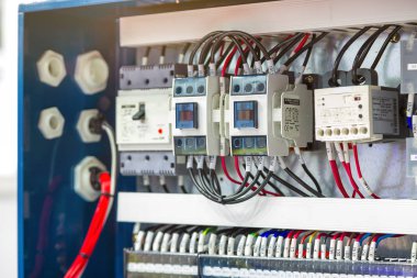 İnverter denetleyicisi sürücü veya bir endüstriyel anahtarı kontrol paneli Yönetim Kurulu içinde yer alan otomatik elektrik bağlantısı.