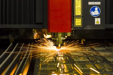 CNC lazer kesim sac fabrikasında parlak ışıltı ile.