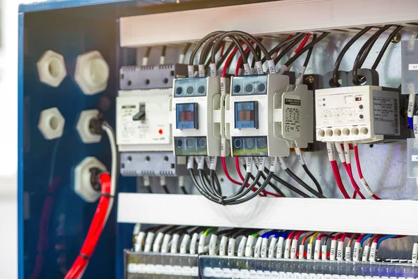 İnverter denetleyicisi sürücü veya bir endüstriyel anahtarı kontrol paneli Yönetim Kurulu içinde yer alan otomatik elektrik bağlantısı.