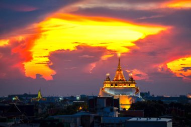 Alacakaranlıkta Bangkok, Tayland 'daki Altın Dağ Tapınağı kamu simgesi (Wat Sraket Rajavaravihara).