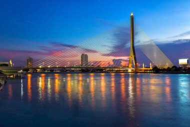 Rama 8 köprü kapısı Chao Phraya Nehri ve ulaşım gün batımında, Bangkok, Tayland için ünlü dönüm noktası bir kablo kaldı köprüdür.